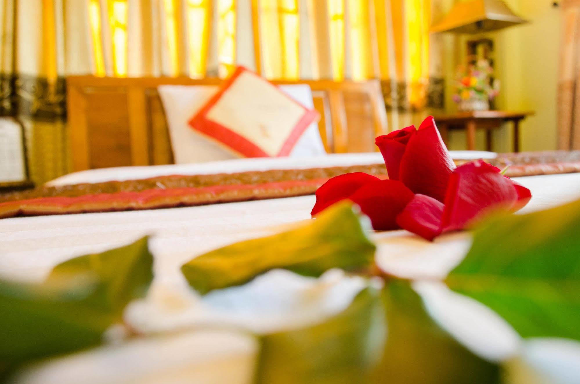 Nhu Phu Hotel Хюэ Экстерьер фото